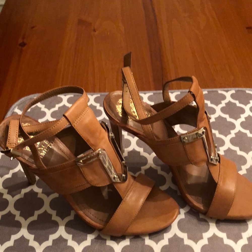 VINCE CAMUTO TAN SANDAL